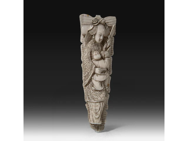 A chinese ivory sculpture of a sage leaning on his kirin-shaped staff, with a small double gourd hanging from it, added a ditto sculpture of a lady laying down with a child, late qing dynasty (1644-1912), total h 30 cm - - afbeelding 7 van  7