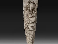 A chinese ivory sculpture of a sage leaning on his kirin-shaped staff, with a small double gourd hanging from it, added a ditto sculpture of a lady laying down with a child, late qing dynasty (1644-1912), total h 30 cm - - afbeelding 7 van  7