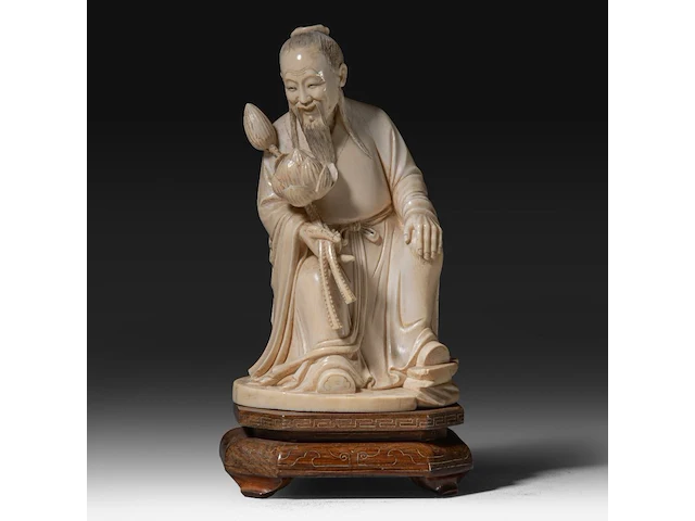 A chinese ivory sculpture of a scholar holding lotus buds, late qing dynasty (1850-1912), total h 18 cm - ivory h 15 cm - ivory weight 524g (+) - afbeelding 1 van  7