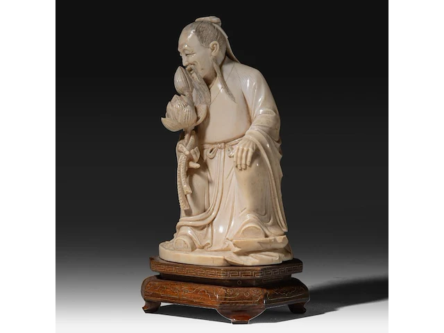 A chinese ivory sculpture of a scholar holding lotus buds, late qing dynasty (1850-1912), total h 18 cm - ivory h 15 cm - ivory weight 524g (+) - afbeelding 2 van  7