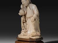 A chinese ivory sculpture of a scholar holding lotus buds, late qing dynasty (1850-1912), total h 18 cm - ivory h 15 cm - ivory weight 524g (+) - afbeelding 2 van  7