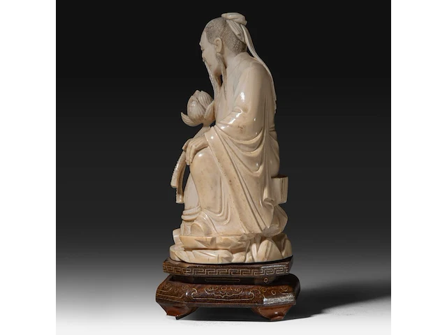 A chinese ivory sculpture of a scholar holding lotus buds, late qing dynasty (1850-1912), total h 18 cm - ivory h 15 cm - ivory weight 524g (+) - afbeelding 3 van  7