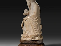A chinese ivory sculpture of a scholar holding lotus buds, late qing dynasty (1850-1912), total h 18 cm - ivory h 15 cm - ivory weight 524g (+) - afbeelding 3 van  7