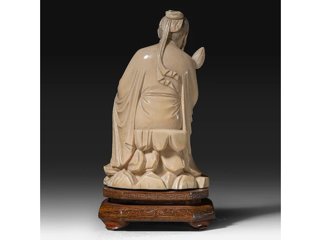 A chinese ivory sculpture of a scholar holding lotus buds, late qing dynasty (1850-1912), total h 18 cm - ivory h 15 cm - ivory weight 524g (+) - afbeelding 4 van  7