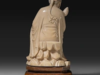 A chinese ivory sculpture of a scholar holding lotus buds, late qing dynasty (1850-1912), total h 18 cm - ivory h 15 cm - ivory weight 524g (+) - afbeelding 4 van  7
