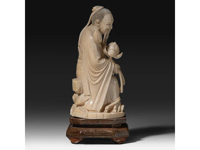 A chinese ivory sculpture of a scholar holding lotus buds, late qing dynasty (1850-1912), total h 18 cm - ivory h 15 cm - ivory weight 524g (+) - afbeelding 5 van  7