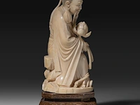 A chinese ivory sculpture of a scholar holding lotus buds, late qing dynasty (1850-1912), total h 18 cm - ivory h 15 cm - ivory weight 524g (+) - afbeelding 5 van  7