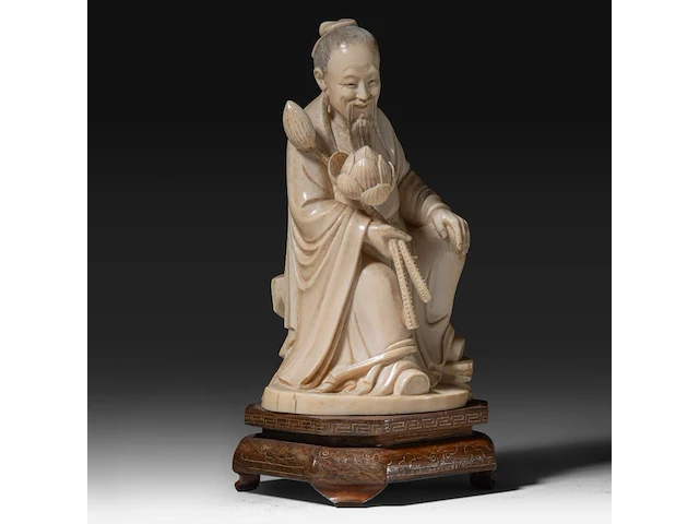 A chinese ivory sculpture of a scholar holding lotus buds, late qing dynasty (1850-1912), total h 18 cm - ivory h 15 cm - ivory weight 524g (+) - afbeelding 6 van  7