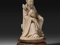 A chinese ivory sculpture of a scholar holding lotus buds, late qing dynasty (1850-1912), total h 18 cm - ivory h 15 cm - ivory weight 524g (+) - afbeelding 6 van  7
