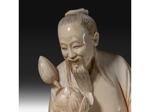 A chinese ivory sculpture of a scholar holding lotus buds, late qing dynasty (1850-1912), total h 18 cm - ivory h 15 cm - ivory weight 524g (+) - afbeelding 7 van  7