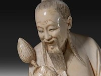 A chinese ivory sculpture of a scholar holding lotus buds, late qing dynasty (1850-1912), total h 18 cm - ivory h 15 cm - ivory weight 524g (+) - afbeelding 7 van  7