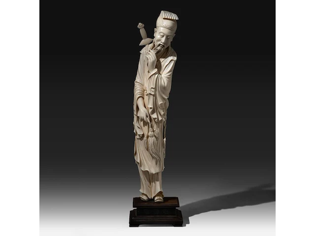 A chinese ivory sculpture of a standing warrior with a sword on his back, stroking his beard, qing dynasty (19thc), total h 57 cm - ivory h 51 cm (+) - afbeelding 1 van  7