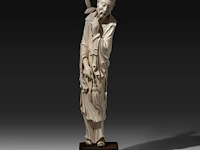 A chinese ivory sculpture of a standing warrior with a sword on his back, stroking his beard, qing dynasty (19thc), total h 57 cm - ivory h 51 cm (+)