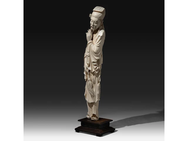 A chinese ivory sculpture of a standing warrior with a sword on his back, stroking his beard, qing dynasty (19thc), total h 57 cm - ivory h 51 cm (+) - afbeelding 2 van  7