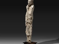 A chinese ivory sculpture of a standing warrior with a sword on his back, stroking his beard, qing dynasty (19thc), total h 57 cm - ivory h 51 cm (+) - afbeelding 2 van  7