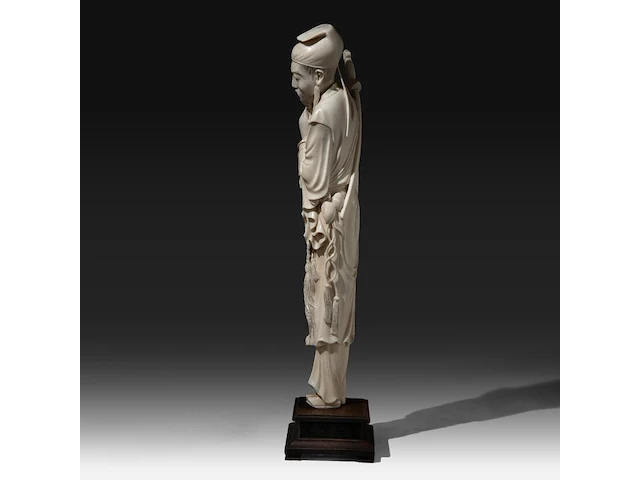 A chinese ivory sculpture of a standing warrior with a sword on his back, stroking his beard, qing dynasty (19thc), total h 57 cm - ivory h 51 cm (+) - afbeelding 3 van  7