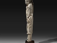 A chinese ivory sculpture of a standing warrior with a sword on his back, stroking his beard, qing dynasty (19thc), total h 57 cm - ivory h 51 cm (+) - afbeelding 3 van  7