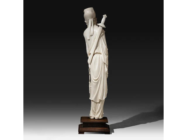 A chinese ivory sculpture of a standing warrior with a sword on his back, stroking his beard, qing dynasty (19thc), total h 57 cm - ivory h 51 cm (+) - afbeelding 4 van  7