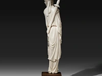 A chinese ivory sculpture of a standing warrior with a sword on his back, stroking his beard, qing dynasty (19thc), total h 57 cm - ivory h 51 cm (+) - afbeelding 4 van  7