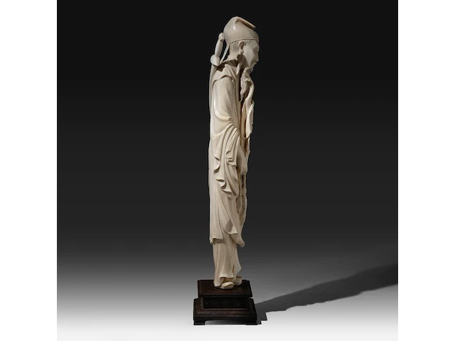 A chinese ivory sculpture of a standing warrior with a sword on his back, stroking his beard, qing dynasty (19thc), total h 57 cm - ivory h 51 cm (+) - afbeelding 5 van  7