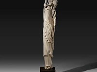 A chinese ivory sculpture of a standing warrior with a sword on his back, stroking his beard, qing dynasty (19thc), total h 57 cm - ivory h 51 cm (+) - afbeelding 5 van  7