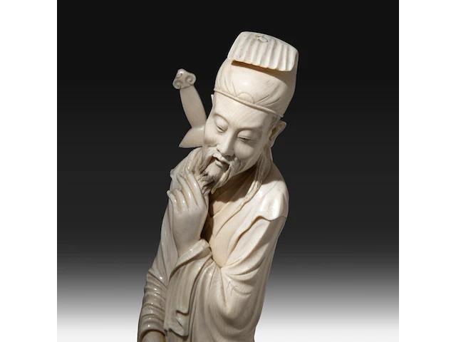 A chinese ivory sculpture of a standing warrior with a sword on his back, stroking his beard, qing dynasty (19thc), total h 57 cm - ivory h 51 cm (+) - afbeelding 6 van  7