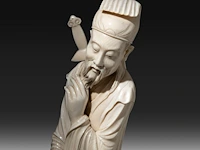 A chinese ivory sculpture of a standing warrior with a sword on his back, stroking his beard, qing dynasty (19thc), total h 57 cm - ivory h 51 cm (+) - afbeelding 6 van  7