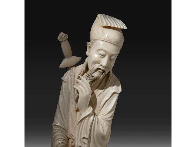 A chinese ivory sculpture of a standing warrior with a sword on his back, stroking his beard, qing dynasty (19thc), total h 57 cm - ivory h 51 cm (+) - afbeelding 7 van  7