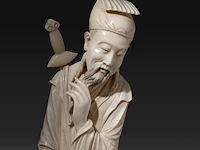 A chinese ivory sculpture of a standing warrior with a sword on his back, stroking his beard, qing dynasty (19thc), total h 57 cm - ivory h 51 cm (+) - afbeelding 7 van  7