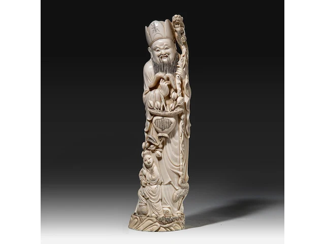 A chinese ivory sculpture of an immortal with a fruit basket, signed, late qing dynasty (1850-1912), h 41 cm - 2066g (+) - afbeelding 1 van  1