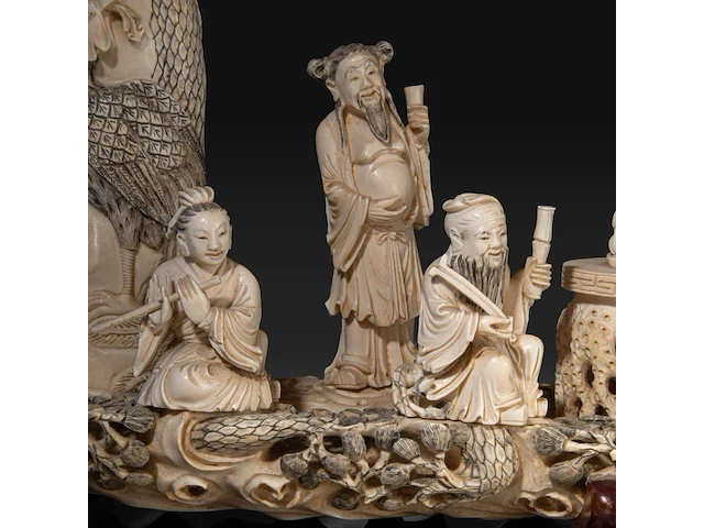 A chinese ivory sculpture of immortals in a boat, late qing dynasty (1850-1912), l 73 cm - total h 53 cm - ivory h 45 cm - ca. 7500g (+) - afbeelding 2 van  12