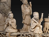 A chinese ivory sculpture of immortals in a boat, late qing dynasty (1850-1912), l 73 cm - total h 53 cm - ivory h 45 cm - ca. 7500g (+) - afbeelding 2 van  12