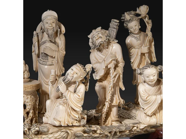 A chinese ivory sculpture of immortals in a boat, late qing dynasty (1850-1912), l 73 cm - total h 53 cm - ivory h 45 cm - ca. 7500g (+) - afbeelding 3 van  12