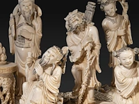 A chinese ivory sculpture of immortals in a boat, late qing dynasty (1850-1912), l 73 cm - total h 53 cm - ivory h 45 cm - ca. 7500g (+) - afbeelding 3 van  12