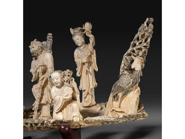 A chinese ivory sculpture of immortals in a boat, late qing dynasty (1850-1912), l 73 cm - total h 53 cm - ivory h 45 cm - ca. 7500g (+) - afbeelding 4 van  12