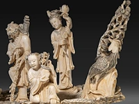 A chinese ivory sculpture of immortals in a boat, late qing dynasty (1850-1912), l 73 cm - total h 53 cm - ivory h 45 cm - ca. 7500g (+) - afbeelding 4 van  12