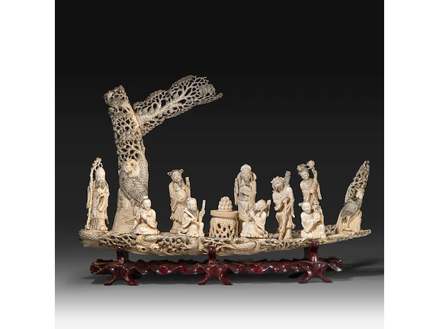 A chinese ivory sculpture of immortals in a boat, late qing dynasty (1850-1912), l 73 cm - total h 53 cm - ivory h 45 cm - ca. 7500g (+) - afbeelding 1 van  12