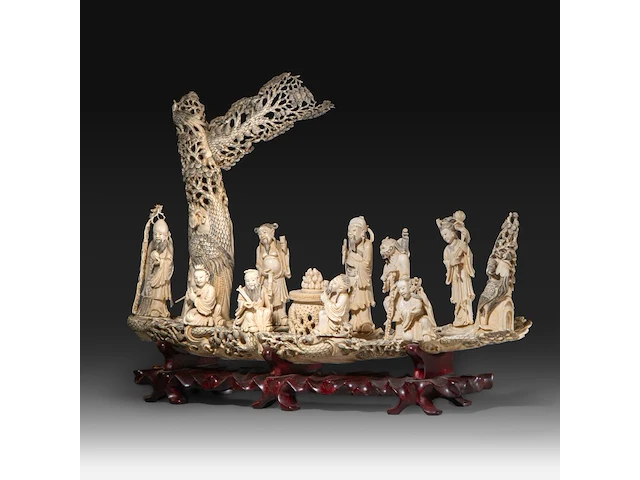 A chinese ivory sculpture of immortals in a boat, late qing dynasty (1850-1912), l 73 cm - total h 53 cm - ivory h 45 cm - ca. 7500g (+) - afbeelding 5 van  12