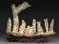 A chinese ivory sculpture of immortals in a boat, late qing dynasty (1850-1912), l 73 cm - total h 53 cm - ivory h 45 cm - ca. 7500g (+) - afbeelding 5 van  12