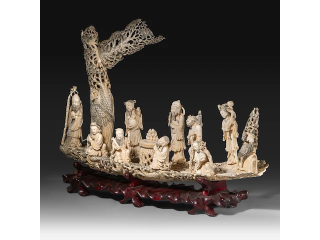 A chinese ivory sculpture of immortals in a boat, late qing dynasty (1850-1912), l 73 cm - total h 53 cm - ivory h 45 cm - ca. 7500g (+) - afbeelding 6 van  12