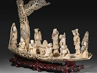A chinese ivory sculpture of immortals in a boat, late qing dynasty (1850-1912), l 73 cm - total h 53 cm - ivory h 45 cm - ca. 7500g (+) - afbeelding 6 van  12