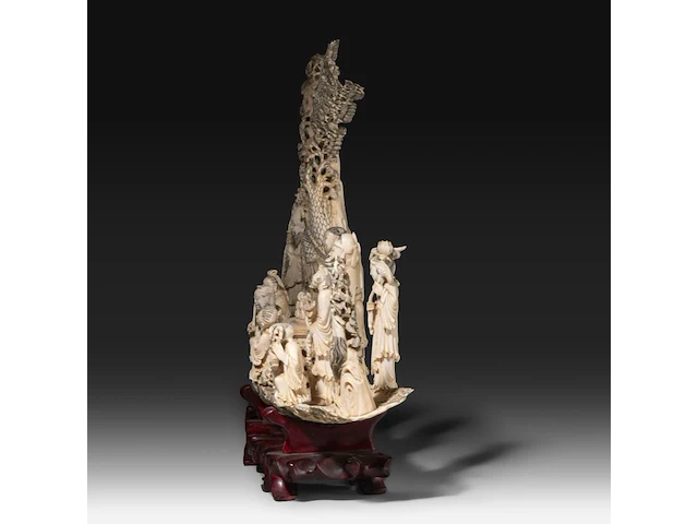 A chinese ivory sculpture of immortals in a boat, late qing dynasty (1850-1912), l 73 cm - total h 53 cm - ivory h 45 cm - ca. 7500g (+) - afbeelding 7 van  12
