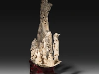 A chinese ivory sculpture of immortals in a boat, late qing dynasty (1850-1912), l 73 cm - total h 53 cm - ivory h 45 cm - ca. 7500g (+) - afbeelding 7 van  12