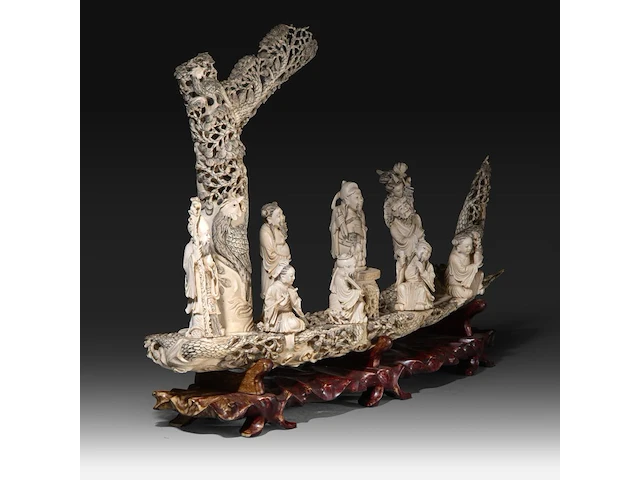 A chinese ivory sculpture of immortals in a boat, late qing dynasty (1850-1912), l 73 cm - total h 53 cm - ivory h 45 cm - ca. 7500g (+) - afbeelding 8 van  12