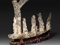 A chinese ivory sculpture of immortals in a boat, late qing dynasty (1850-1912), l 73 cm - total h 53 cm - ivory h 45 cm - ca. 7500g (+) - afbeelding 8 van  12