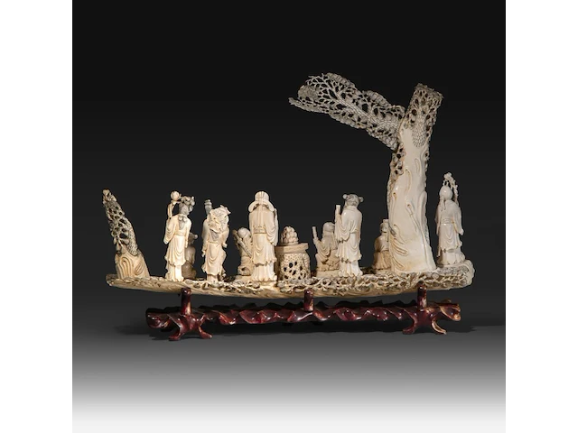 A chinese ivory sculpture of immortals in a boat, late qing dynasty (1850-1912), l 73 cm - total h 53 cm - ivory h 45 cm - ca. 7500g (+) - afbeelding 9 van  12