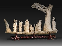 A chinese ivory sculpture of immortals in a boat, late qing dynasty (1850-1912), l 73 cm - total h 53 cm - ivory h 45 cm - ca. 7500g (+) - afbeelding 9 van  12