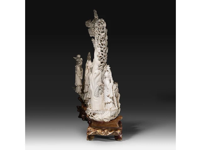 A chinese ivory sculpture of immortals in a boat, late qing dynasty (1850-1912), l 73 cm - total h 53 cm - ivory h 45 cm - ca. 7500g (+) - afbeelding 10 van  12