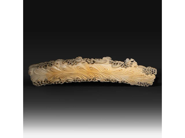 A chinese ivory sculpture of immortals in a boat, late qing dynasty (1850-1912), l 73 cm - total h 53 cm - ivory h 45 cm - ca. 7500g (+) - afbeelding 11 van  12
