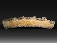 A chinese ivory sculpture of immortals in a boat, late qing dynasty (1850-1912), l 73 cm - total h 53 cm - ivory h 45 cm - ca. 7500g (+) - afbeelding 11 van  12